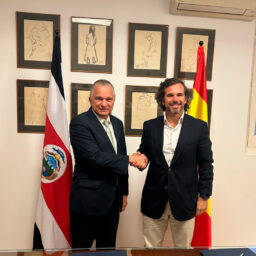 El Ministerio de Relaciones Exteriores y Culto e IMMUNE firman un acuerdo para promover la formación tecnológica en Costa Rica
