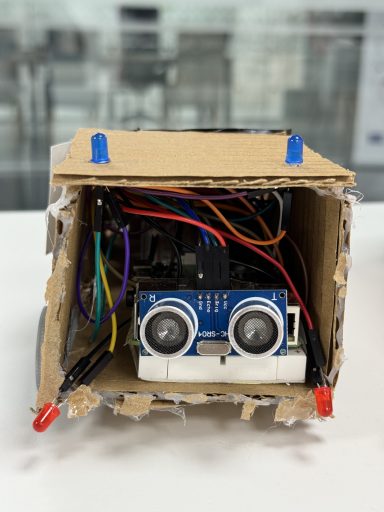 Coche patrulla interactivo con detección de proximidad y control remoto