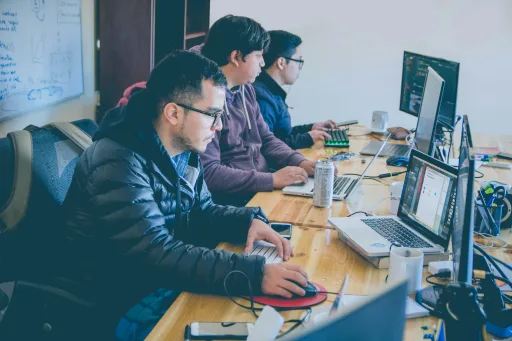 Qué perfiles se encargan de la automatización en una empresa